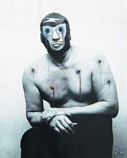 Artikelbild: Mit Einschusslöchern übersäter Wrestler mit Maske: Klaus Schuster "beschmutzt" Aufnahmen aus der "Schmuddelecke" (o. T., 2008) - Foto: Galerie Strickner