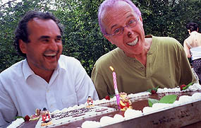 Joachim Eckl und Nick Treadwell feiern den 1. Geburtstag der