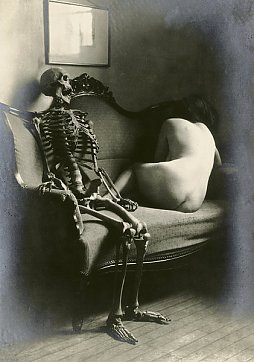 Düstere Ironie in „Narre Tod mein Spießgesell 3” von Franz Fiedler (1885-1956) aus dem Jahr 1921. Düstere Ironie in „Narre Tod mein Spießgesell 3” von Franz Fiedler (1885-1956) aus dem Jahr 1921.