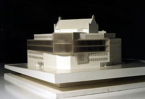 Ein Modell der Wiener Volksoper, deren Außenfassade nach einem Entwurf von Wilhelm Holzbauer renoviert werden wird. / ©Bild: APA