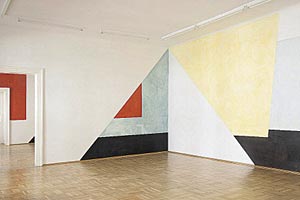 Artikelbild: Ernst Caramelle reagiert mit diesen Diagonalen auf einen Mauervorsprung: 
"Diesmal ganz abstrakt" bei Nächst St. Stephan. - Foto: Markus Wörgötter