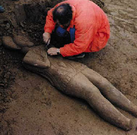 Die Statue des Keltenf�rsten bei der Freilegung