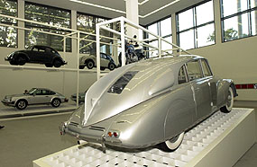 Prototyp eines Stromlinienautos der Marke Tatra aus dem Jahr 1934. Im Hintergrund: ein Porsche und ein Vorentwurf f�r den Volkswagen-K�fer / �Bild: APA